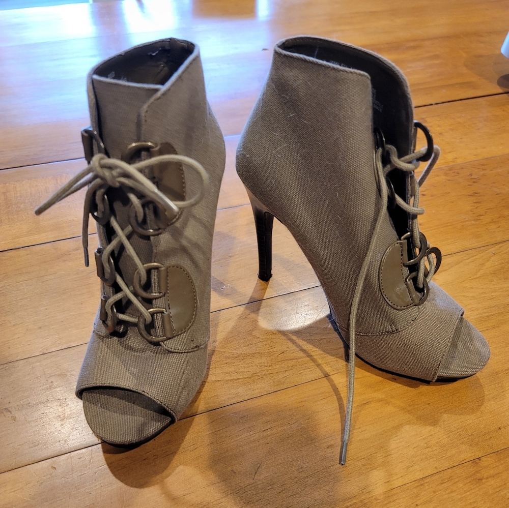 Elle 6.5 olive heels